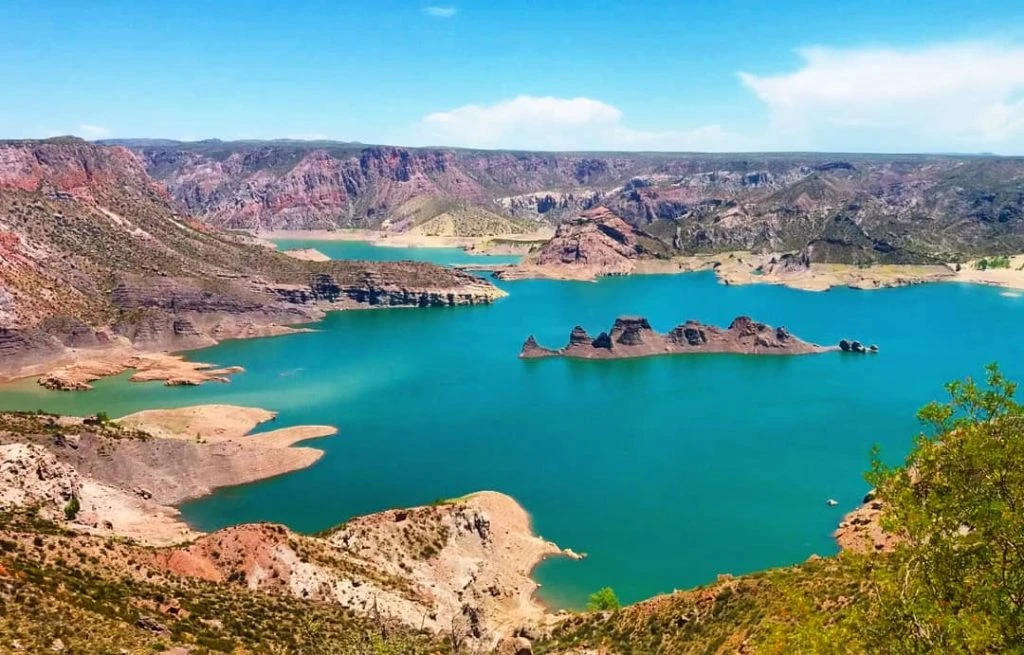 Cañón del Atuel en Mendoza con formaciones rocosas espectaculares y río - Aventuras de rafting y turismo natural
