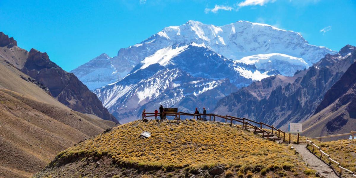 Cerro Aconcagua en Mendoza, el pico más alto de América - Destino de montañismo y trekking accesible en vehículo