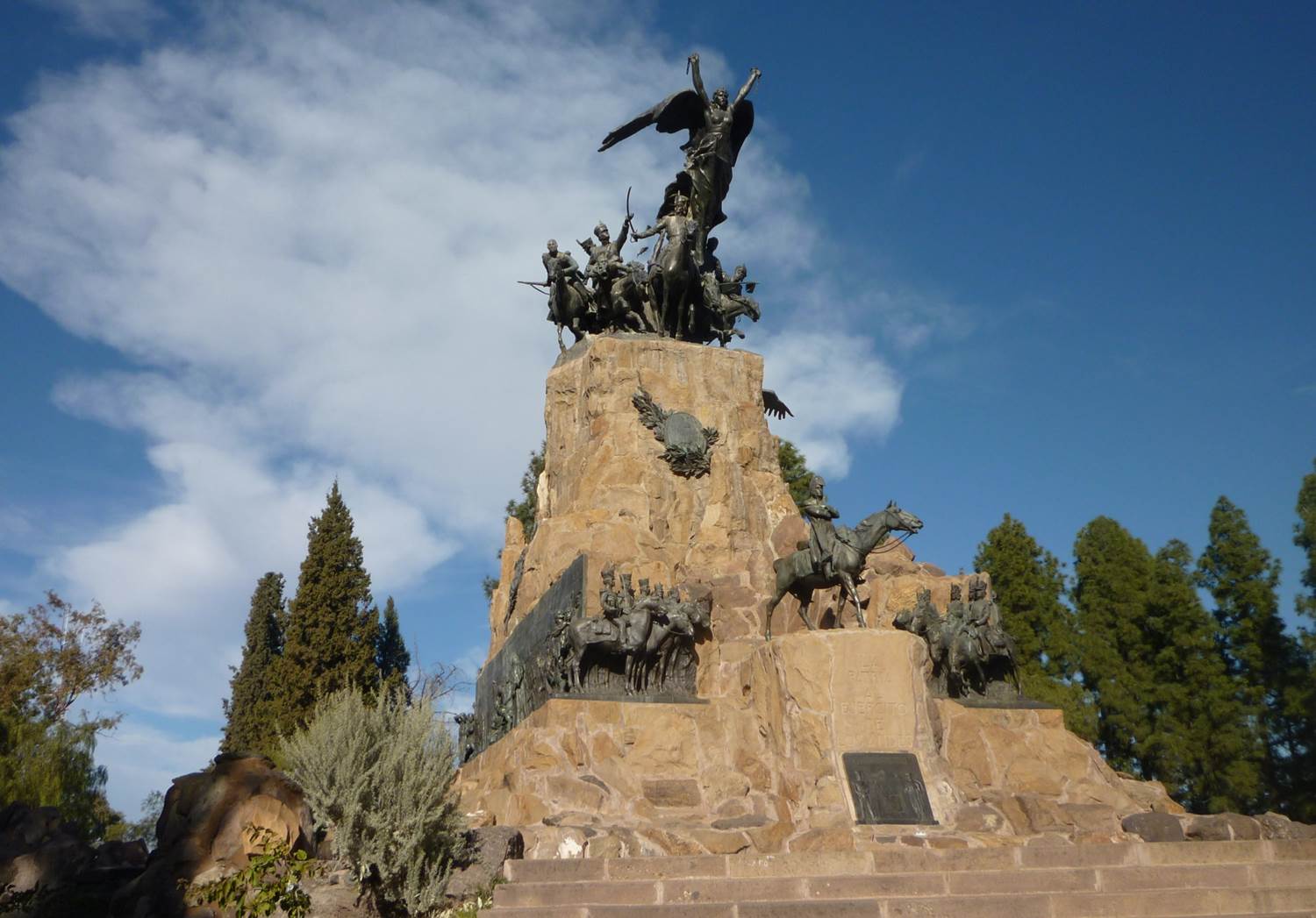 Cerro de la Gloria de Mendoza con monumento histórico y vistas panorámicas de la ciudad - Mirador turístico accesible en auto