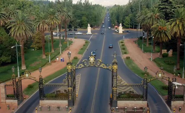 Parque General San Martín de Mendoza con lagos, árboles y senderos peatonales - Lugar turístico ideal para visitar con auto alquilado